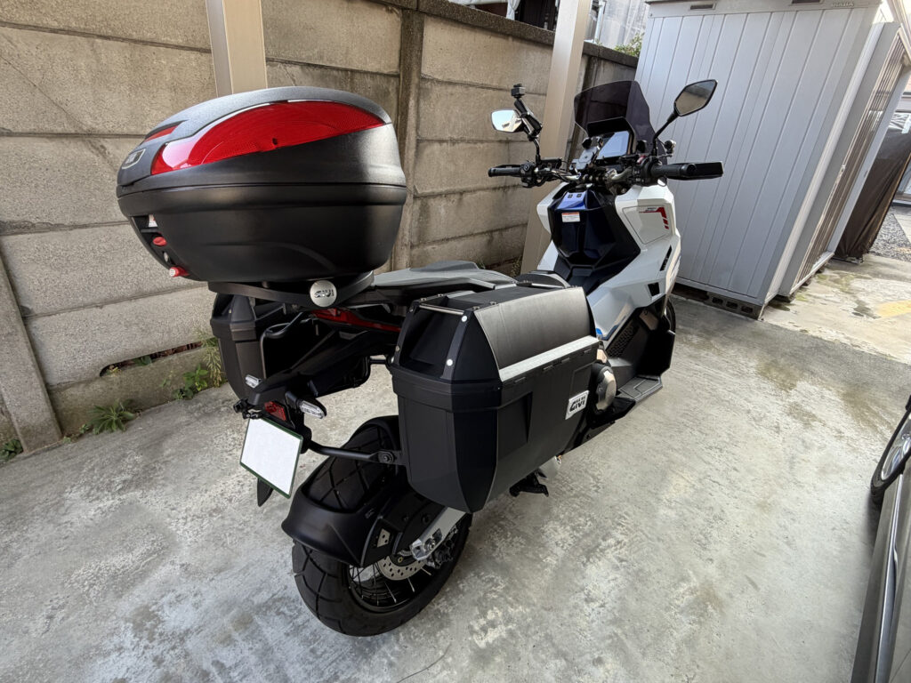Honda X-ADV vista da dietro a destra con le valigie laterali GIVI E23N e il bauletto