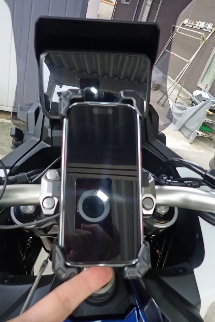 Finger push test on iPhone 17 Pro in Kaedear mount showing zero movement