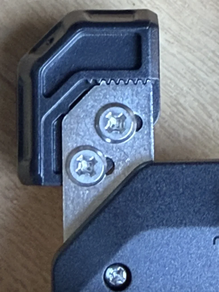 Close-up of adjustment screws and slotted holes on Kaedear KDR-M11CPJ back plate