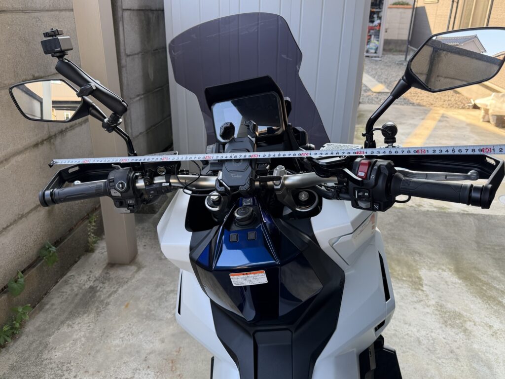 Misura della larghezza del manubrio dell'Honda X-ADV con un metro