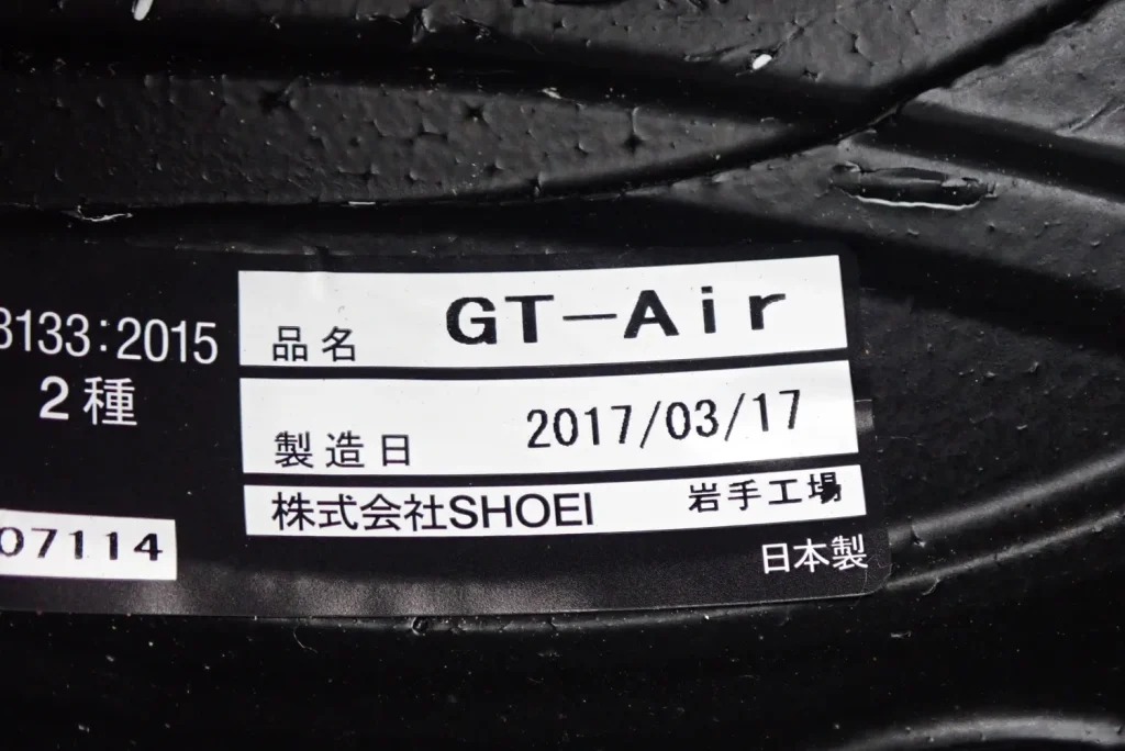 【製造年月日ラベル】ヘルメット内部に貼られた「GT-Air 2017/03」の製造表示