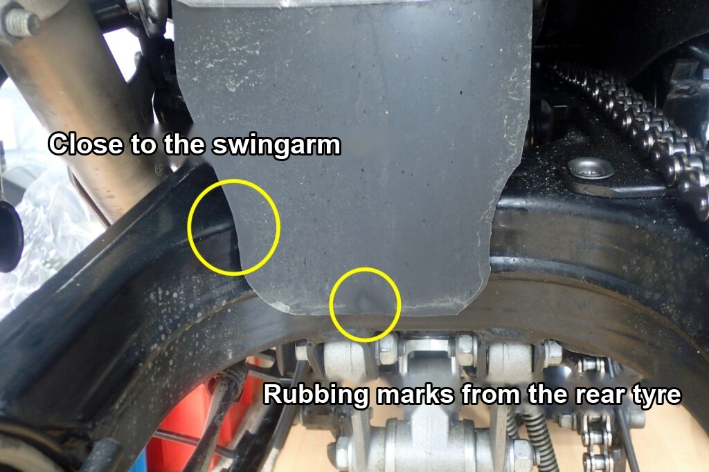Home-made rear mudguard: the part close to the swingarm and rubbing marks from the rear tyre
