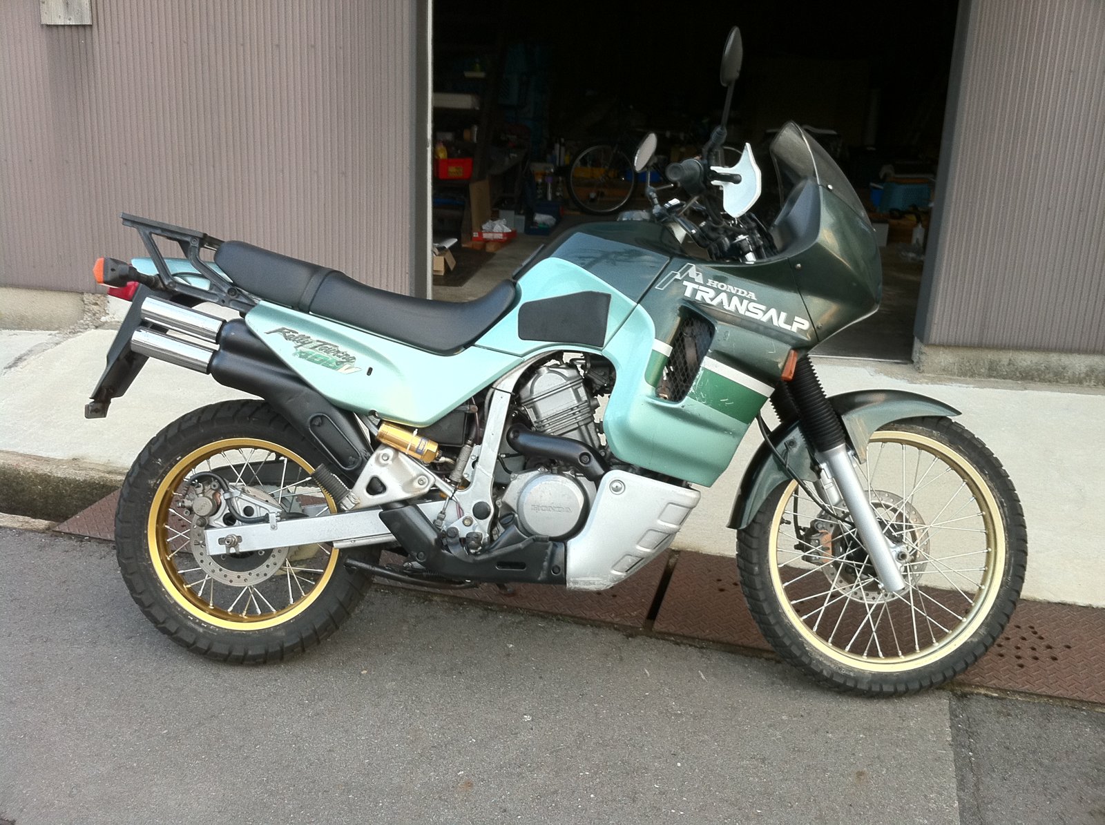 緑と水色のホンダ トランザルプ400Vを右側から見たところ