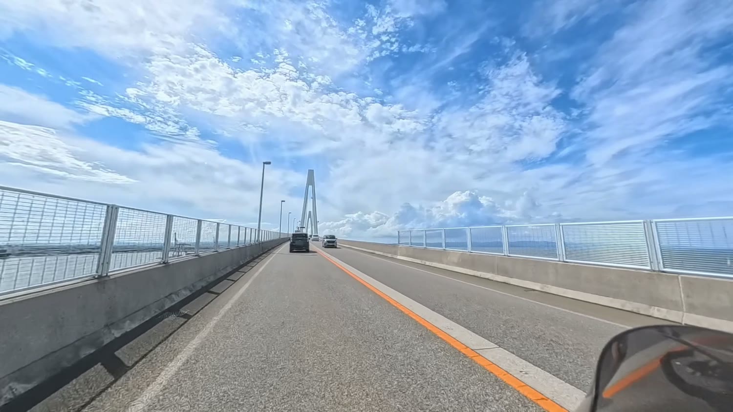 新湊大橋の上り坂の先に見える白い主塔
