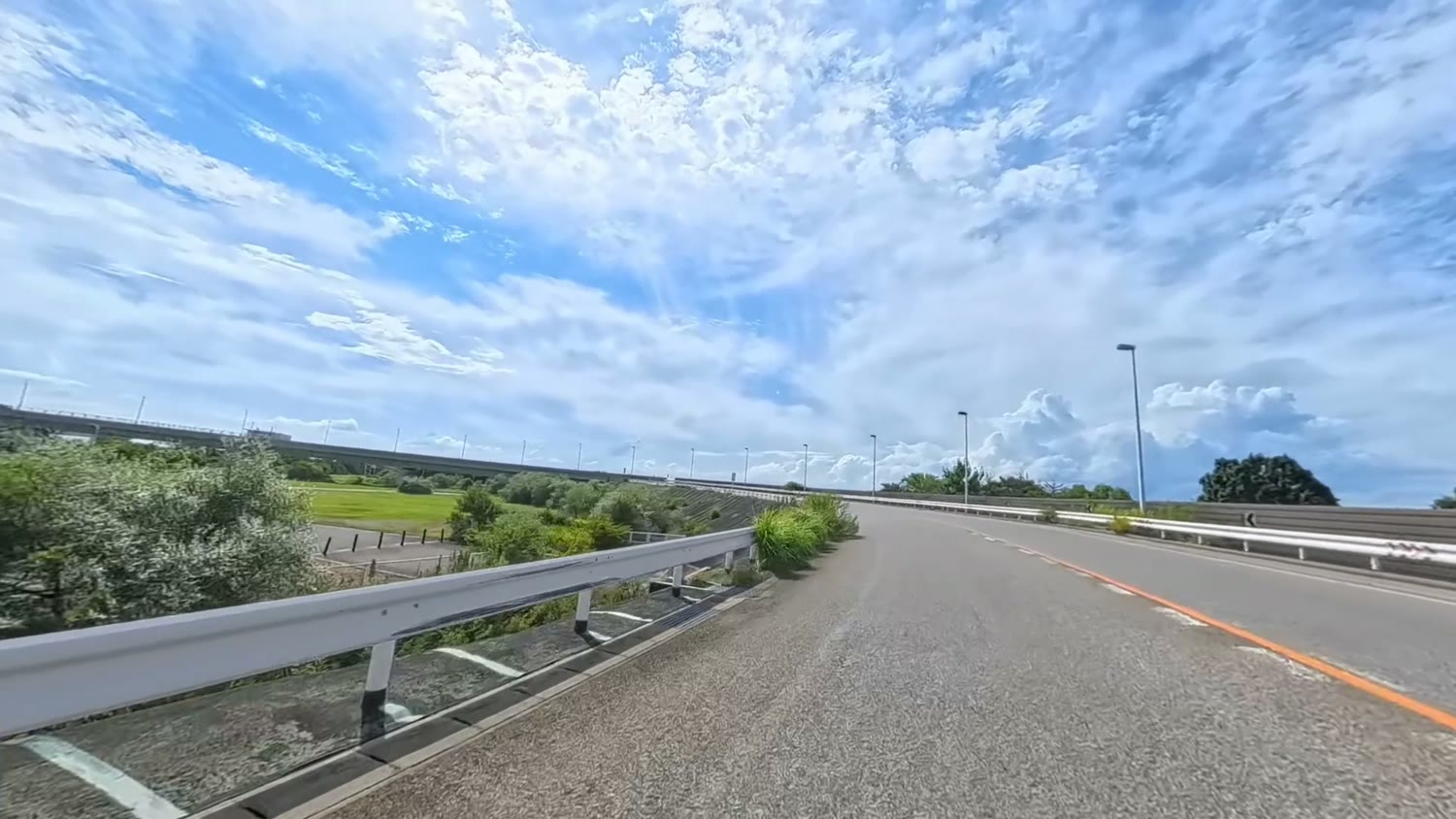 新湊大橋へ上がるループ状の道