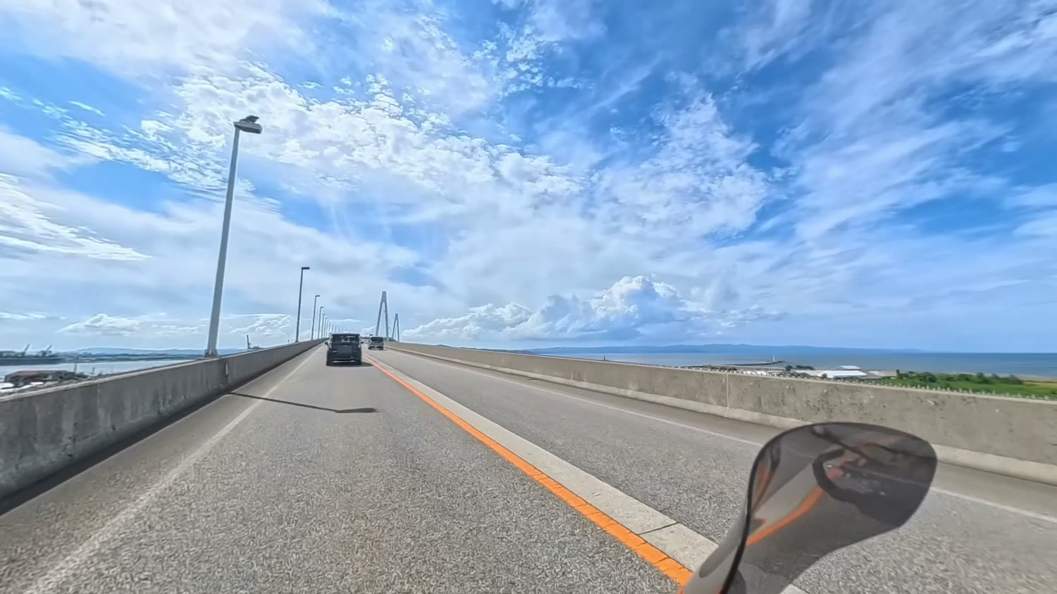 新湊大橋の上から見た青い海と空