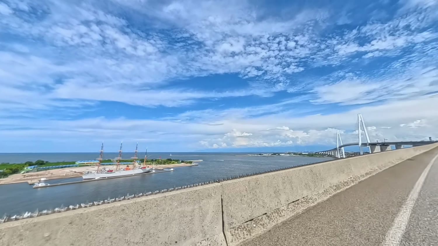 新湊大橋の上から見た、岸壁に係留された白い帆船・海王丸と海