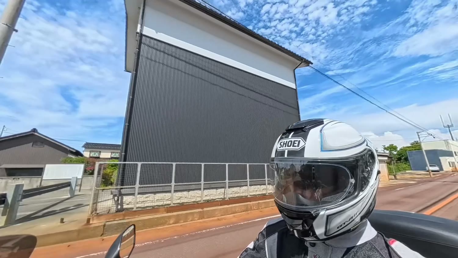 道沿いに建つ背の高い蔵、西町曳山御蔵
