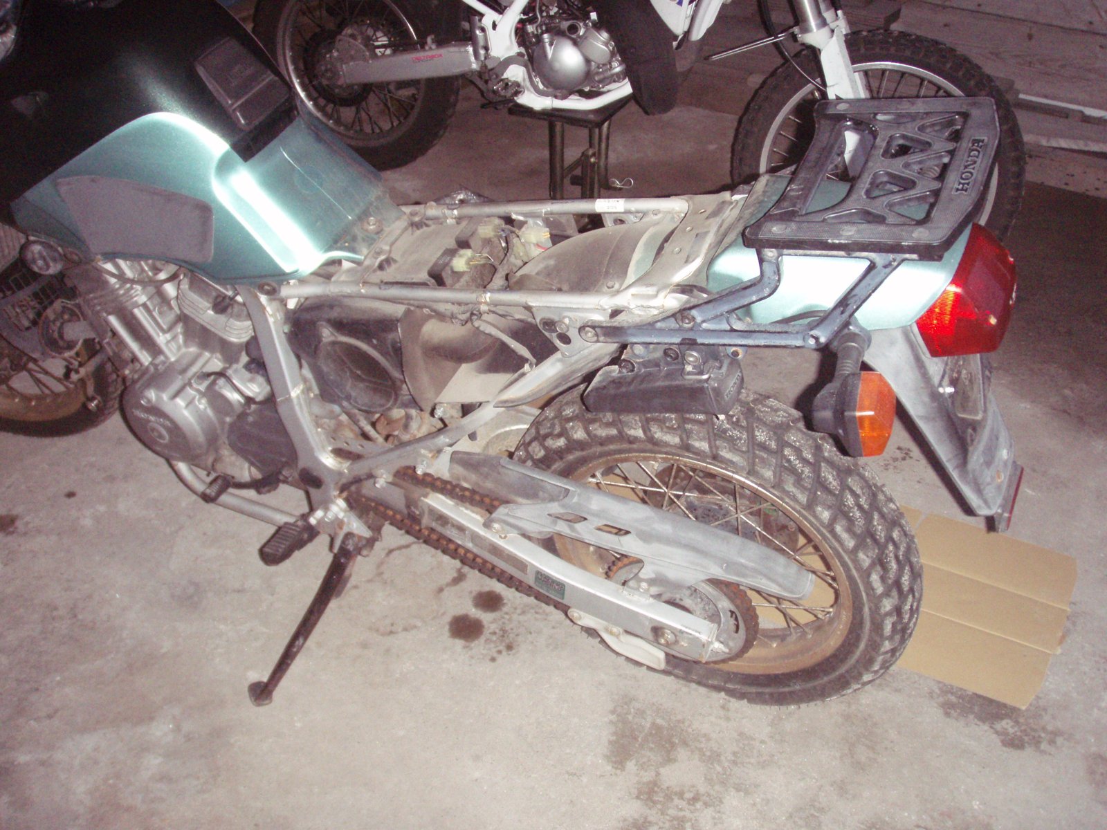 譲り受けた直後の、外装を外したトランザルプ400V