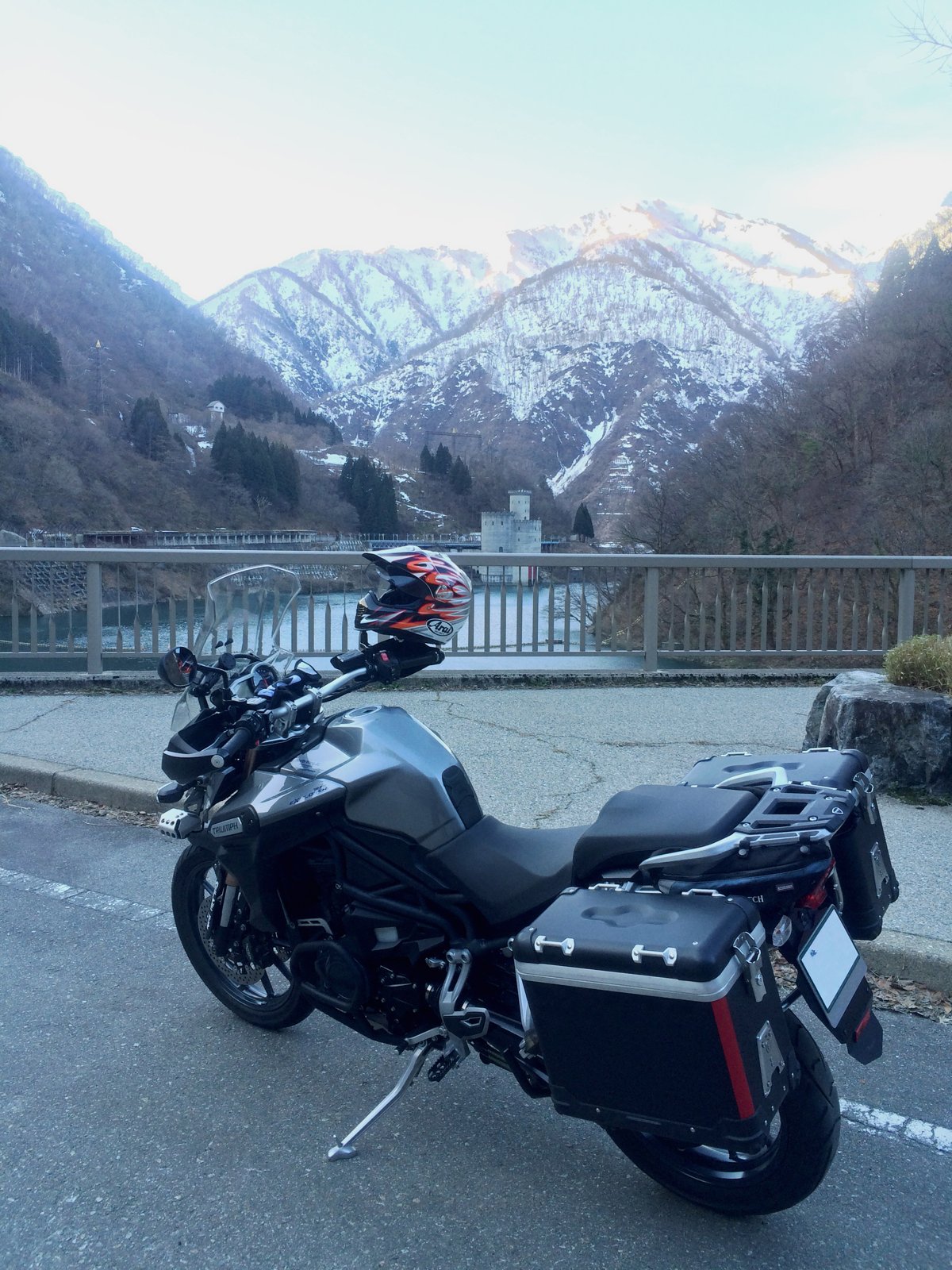雪山を背に停めたトライアンフ タイガーエクスプローラーとパニアケース