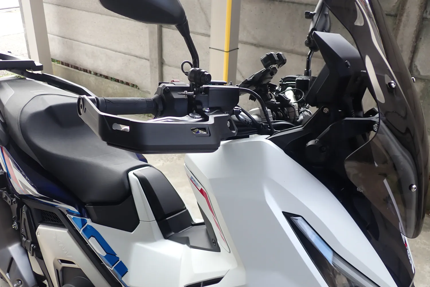 取り付け前のX-ADV。標準ナックルガードは黒い骨組みだけでレバーの前が開いている