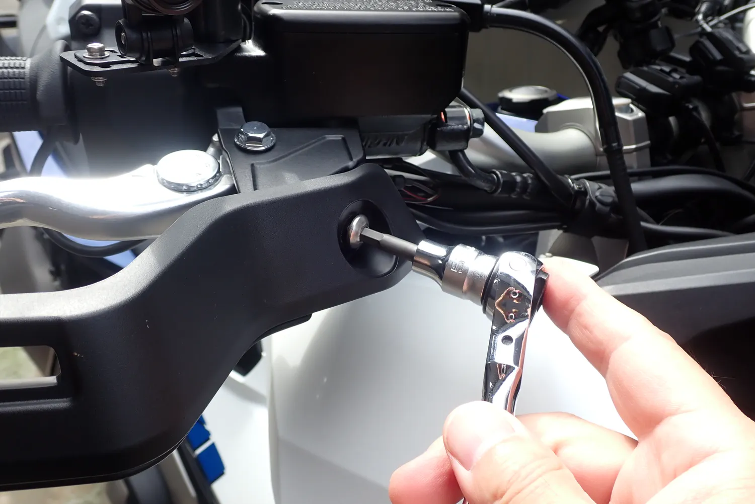 X-ADVのナックルガードをレバー側で固定しているボルトを5mmヘックスで外している