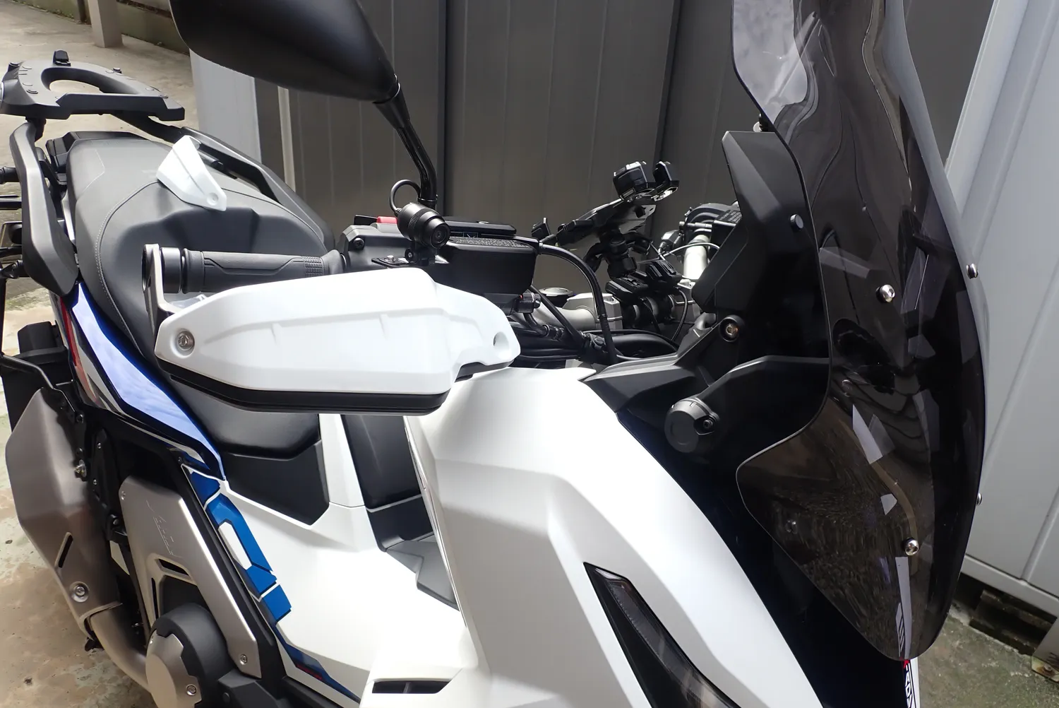 ナックルガードエクステンション取り付け後のX-ADV（斜め前）