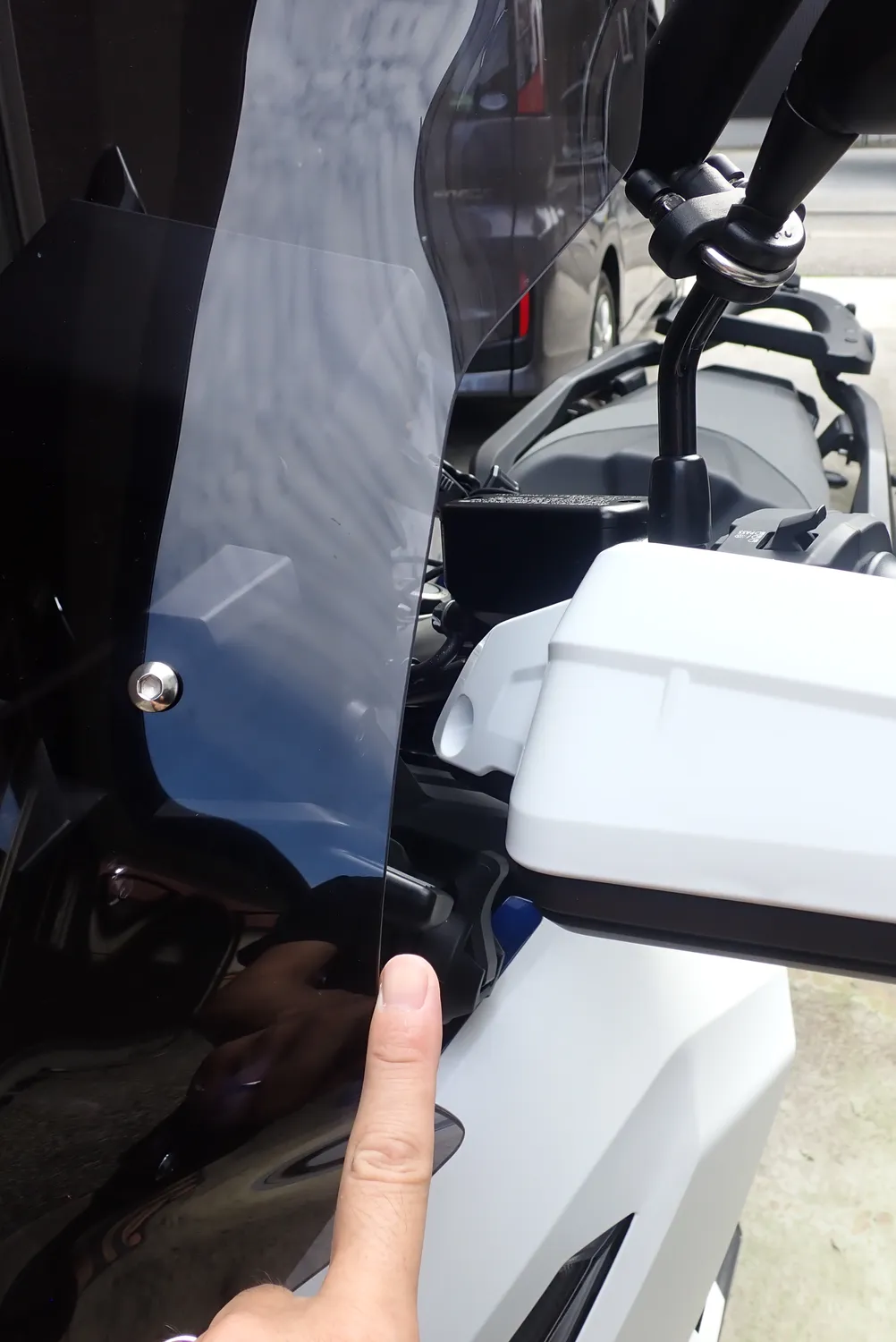X-ADVのハンドルを左いっぱいに切った状態。ナックルガードエクステンションとスクリーンの干渉なし