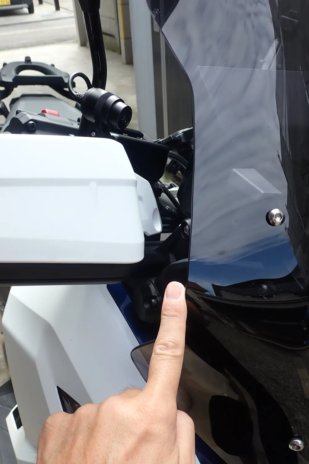 X-ADVのハンドルを右いっぱいに切った状態。ナックルガードエクステンションとスクリーンの干渉なし