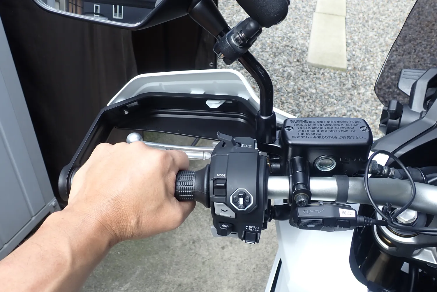 X-ADVの左グリップを握ったライダー目線。ナックルガードエクステンションとスイッチ類