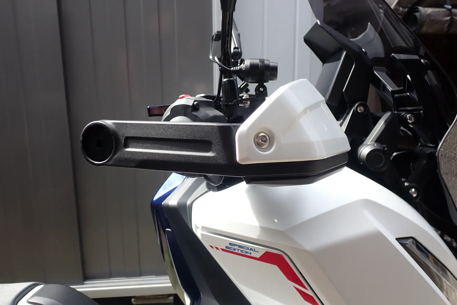 ナックルガードエクステンション取り付け後のX-ADV右側