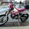 白とピンクのヤマハ DT200WR（1991年式）を横から見たところ