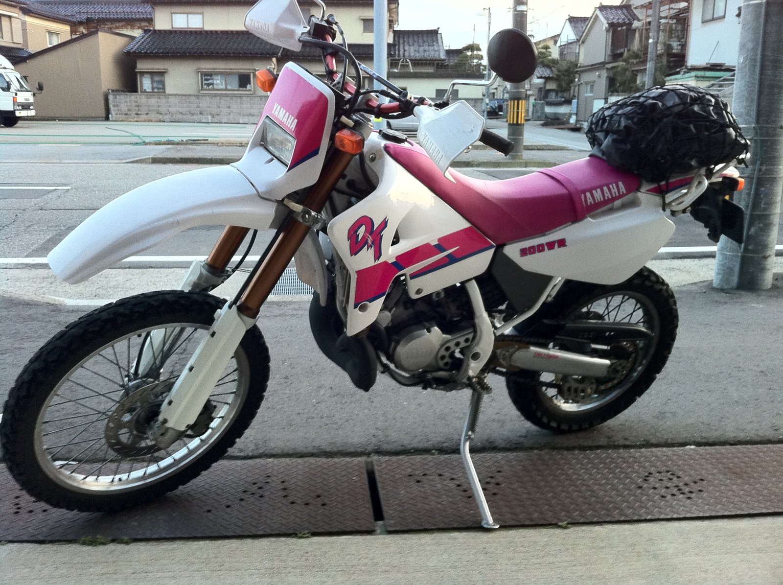 白とピンクのヤマハ DT200WR(1991年式)を横から見たところ