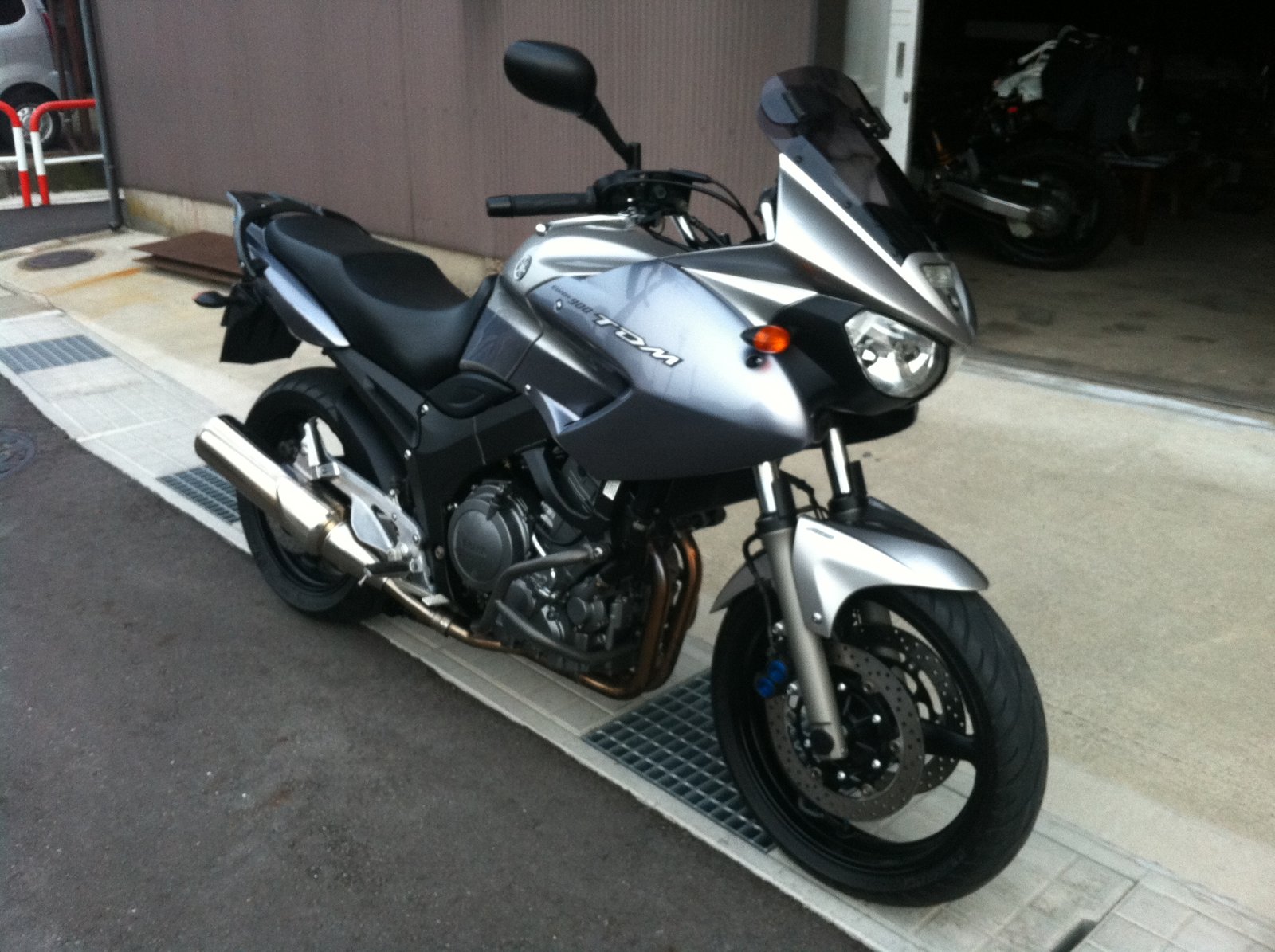 シルバーのヤマハ TDM900A(2005年式)を右前から見たところ